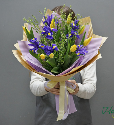 Bouquet of yellow tulips and irises photo 394x433